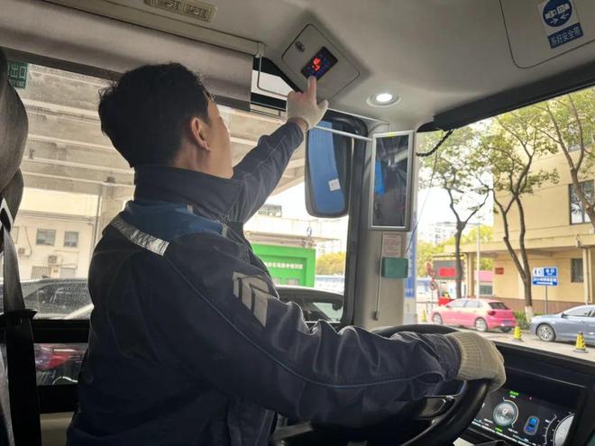 定能坐上凉爽的公交车原因是……凯时尊龙人生天气逐步变热但您一(图4)